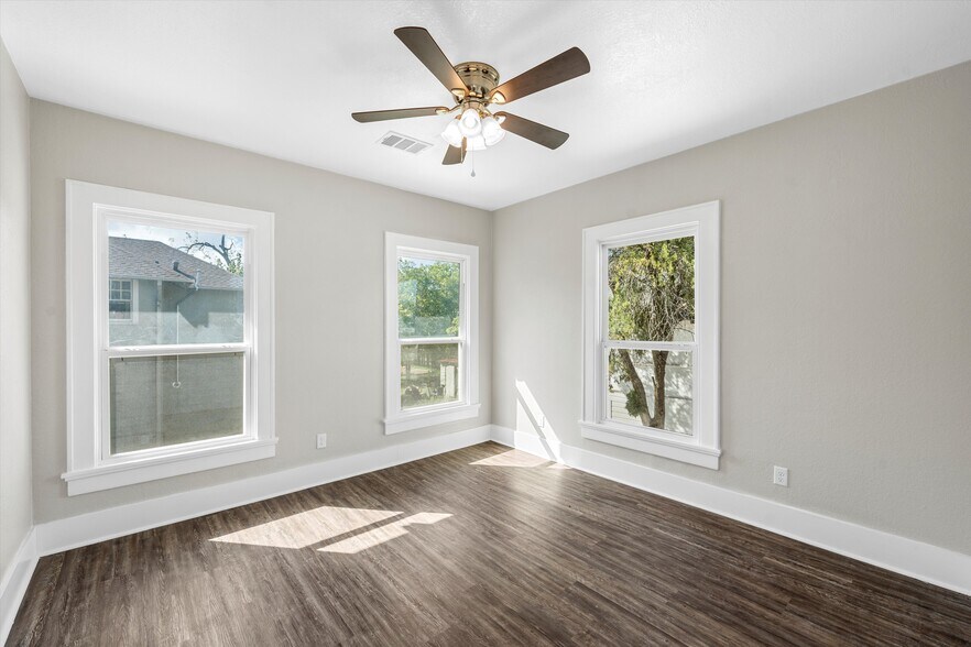 More Photos Of 1314 N 15th St, Waco General Retail For Sale