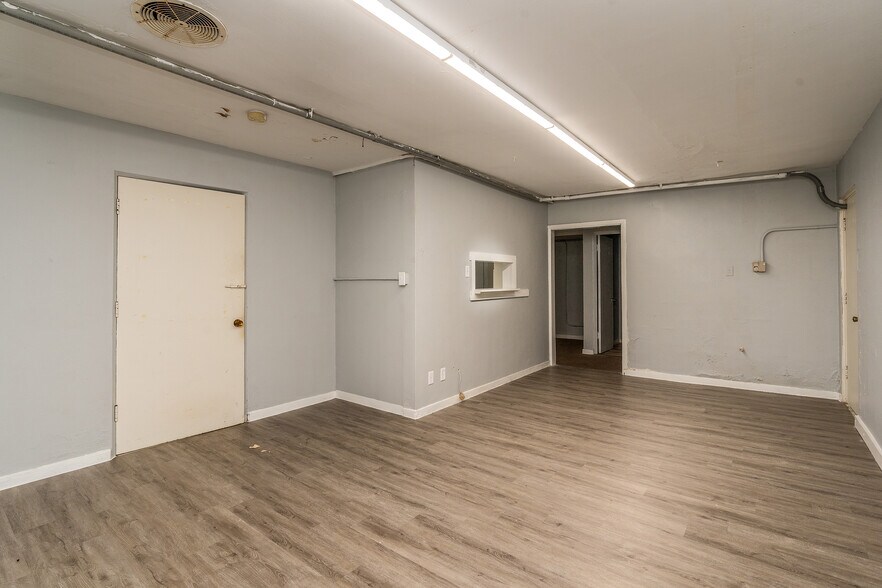 More Photos Of 828 E Main St, Carbondale General Retail For Sale