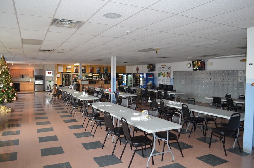 More Photos Of 3121 Pleasant Valley Blvd, Altoona Light Distribution For Lease