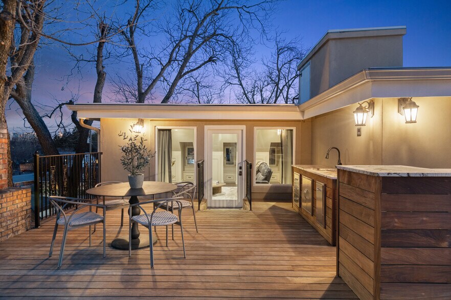 More Photos Of 1810 W 35th St, Austin Specialty For Sale