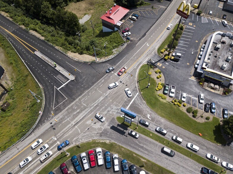 More Photos Of 2600 Middletown Commons, White Hall Storefront For Lease