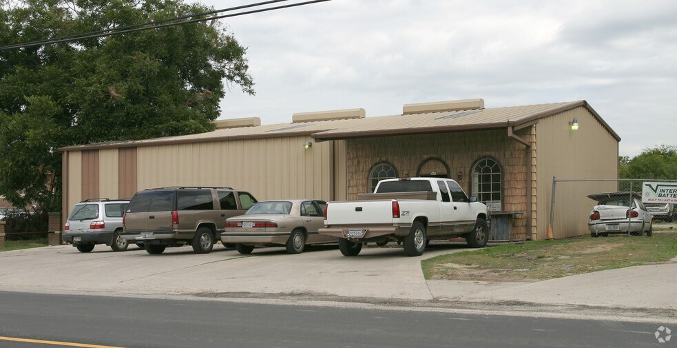 Primary Photo Of 5447 Seguin Rd, Kirby Auto Repair For Sale