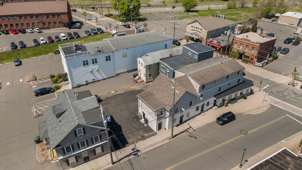 More Photos Of 122 Center St, Southington Storefront Retail Office For Lease