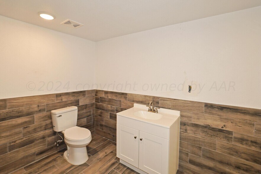 More Photos Of 718 Stateline Rd, Farwell Warehouse For Sale