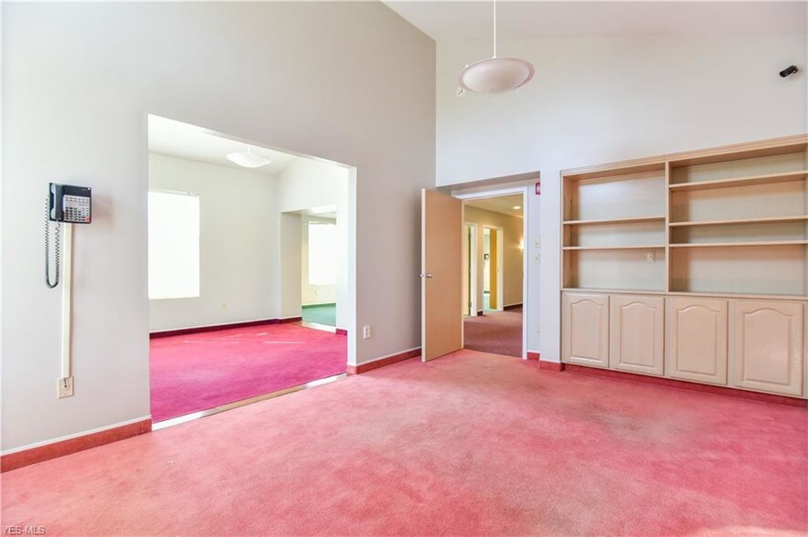 More Photos Of 8790 E Market St, Warren Medical For Sale