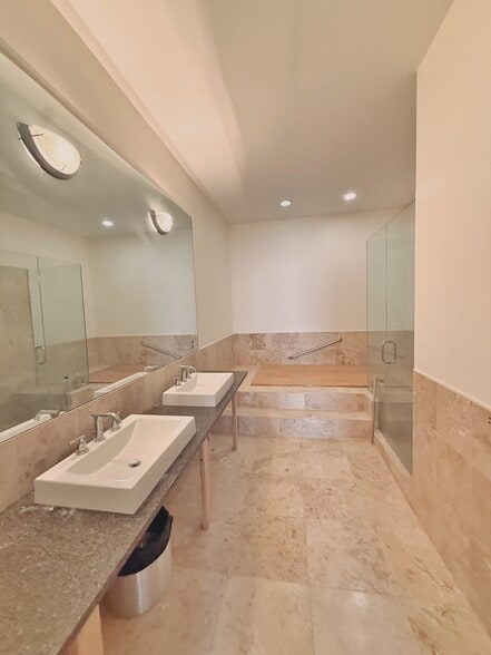 More Photos Of 1507-1509 S Michigan Ave, Chicago General Retail For Sale