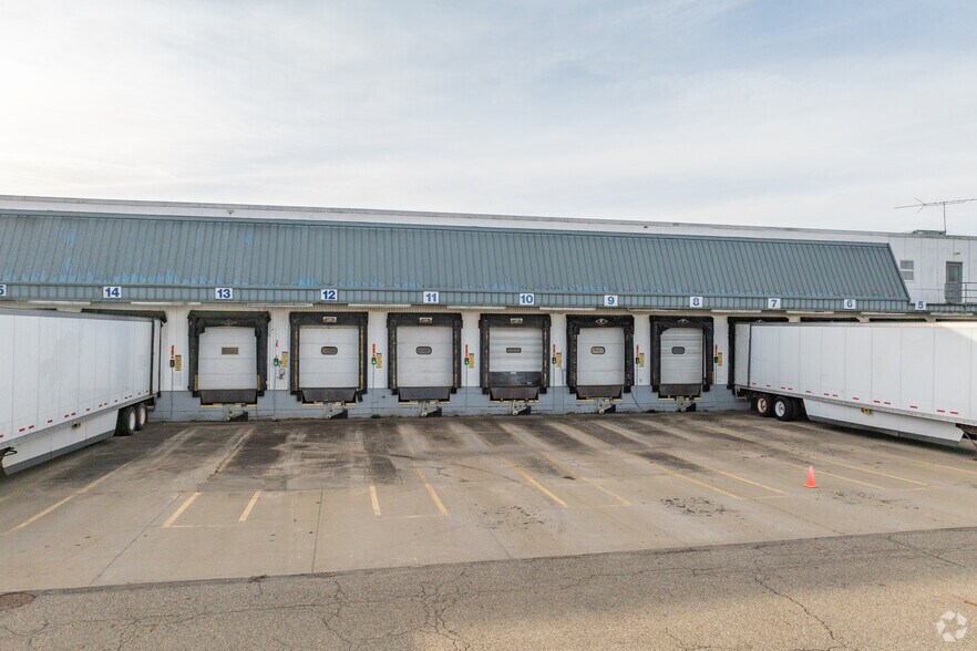 More Photos Of 4676 Erie Ave SW, Navarre Distribution For Lease