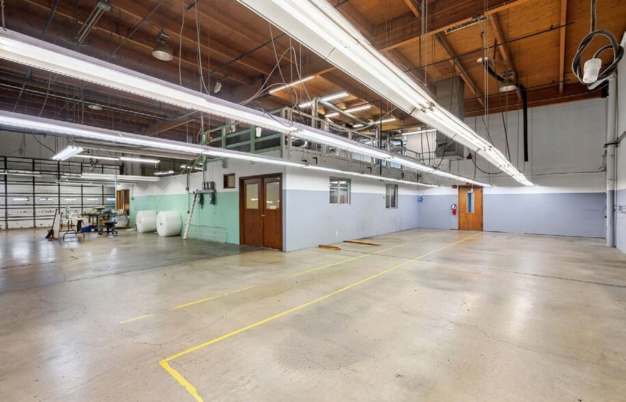 More Photos Of 21615 SW Tualatin Valley Hwy, Beaverton Showroom For Sale