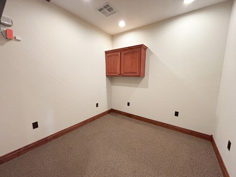 More Photos Of 2627 W Republic Rd, Springfield Office For Lease