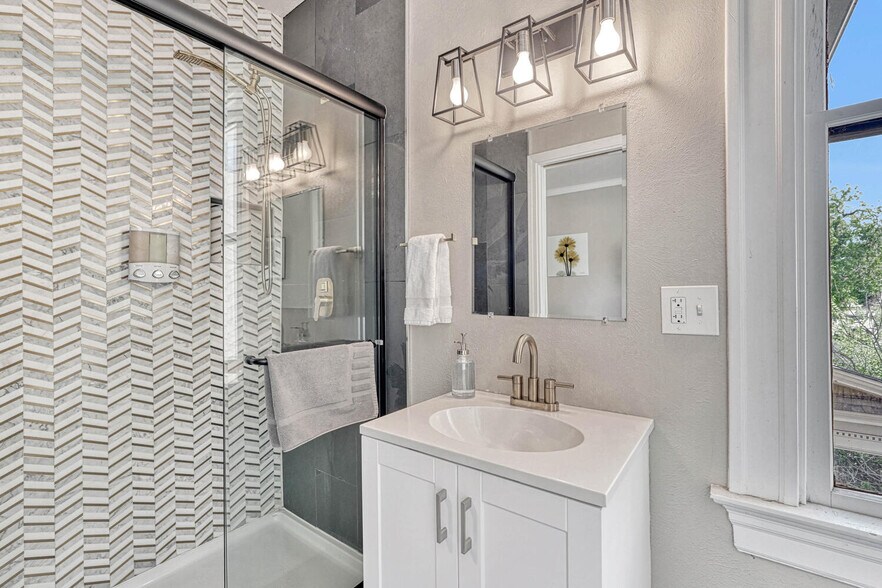 More Photos Of 6 Boulder Crescent St, Colorado Springs Hotel For Sale