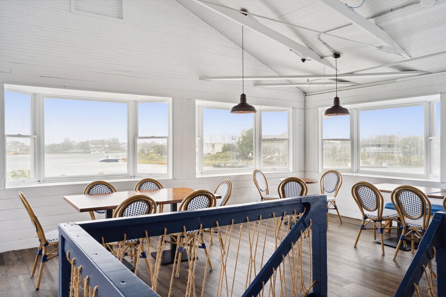 More Photos Of 5 Inlet Rd W, Southampton Restaurant For Sale