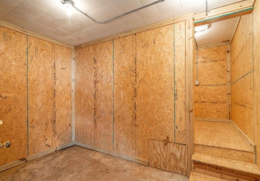 More Photos Of 511 James St, Burlington Religious Facility For Sale