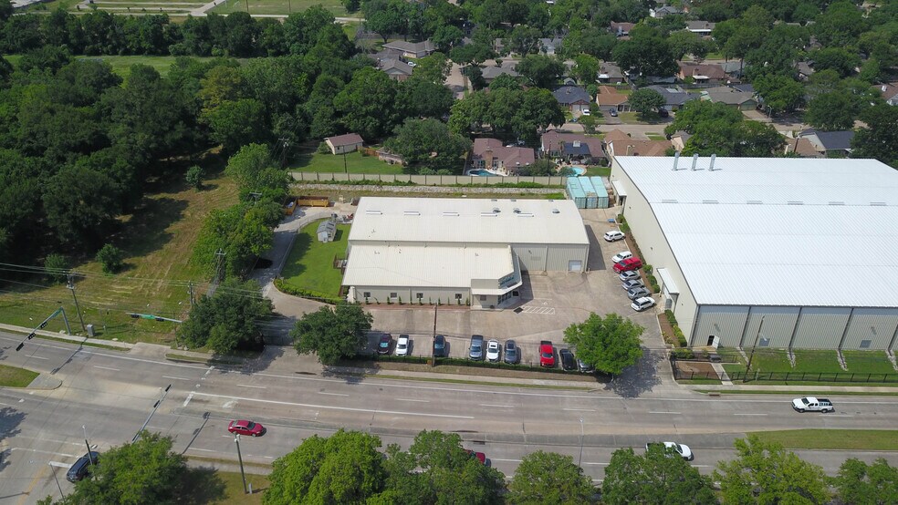 More Photos Of 6358 Pinemont Dr, Houston Showroom For Lease