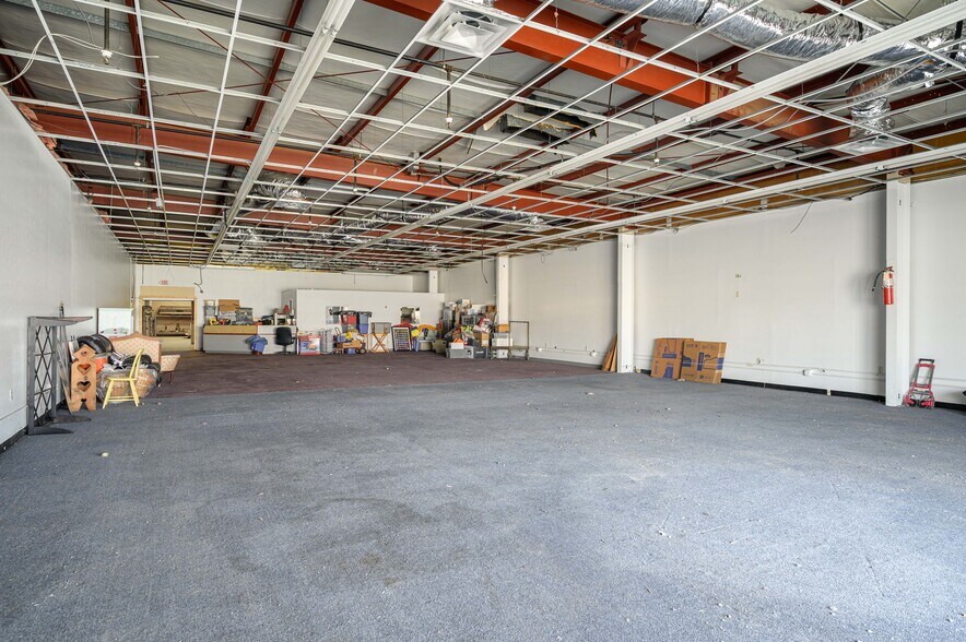 More Photos Of 200 S Armstrong Ave, Denison Storefront For Sale