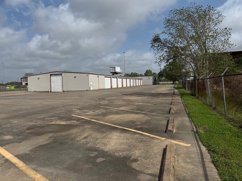 More Photos Of 3915 W Cardinal Dr, Beaumont Distribution For Lease