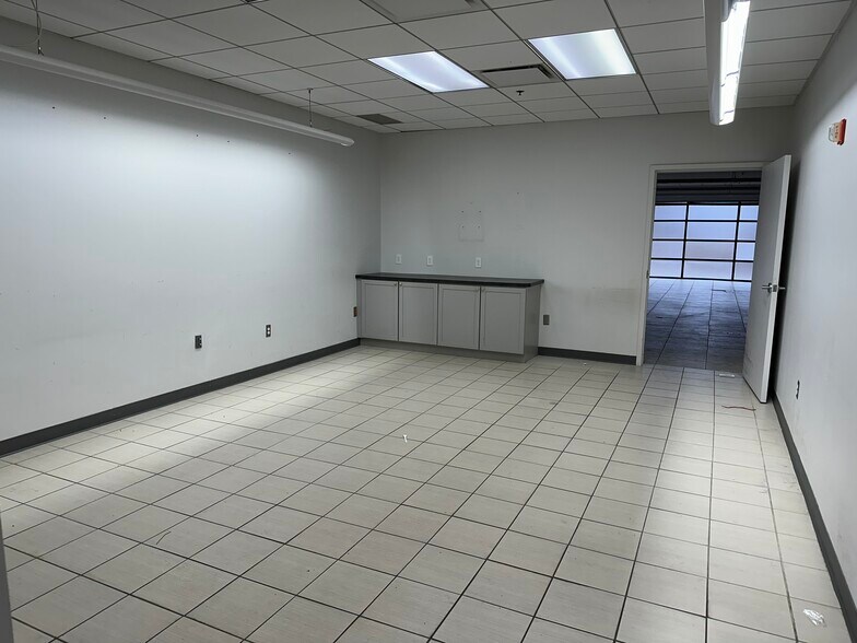 More Photos Of 15162 S Commerce Dr, Dearborn Research And Development For Sale