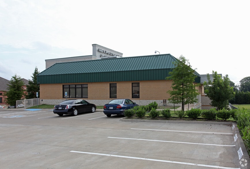 More Photos Of 7989 W Virginia Dr, Dallas Medical For Lease