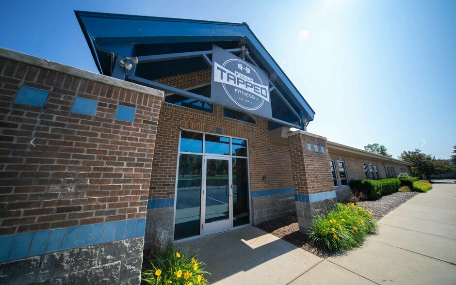 More Photos Of 3770 Dixie Hwy, Waterford Showroom For Sale