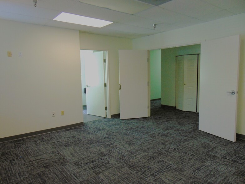 More Photos Of 4913 W Laurel St, Tampa Flex For Lease