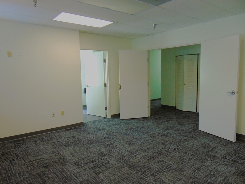 More Photos Of 4913 W Laurel St, Tampa Light Distribution For Sale