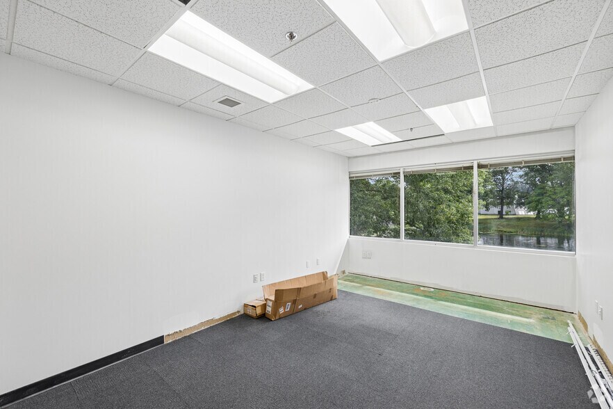 More Photos Of 2 Waterside Crossing, Windsor Office For Sale