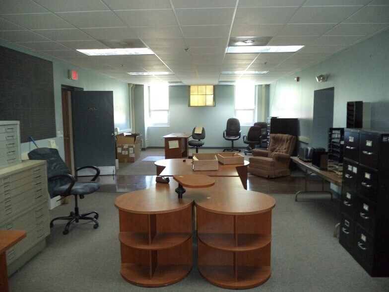 More Photos Of 121 Valley St, Manchester Showroom For Sale