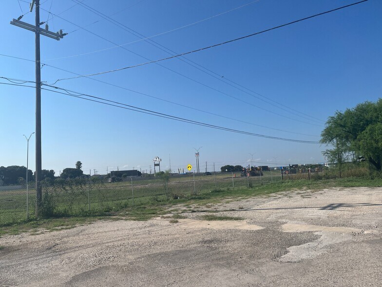 More Photos Of 3911-3929 E IH-10, San Antonio Light Manufacturing For Lease