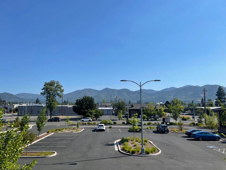 More Photos Of 735 SE 6th St, Grants Pass Office For Lease