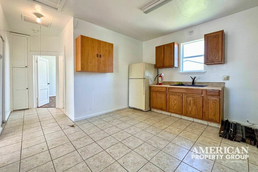 More Photos Of 5611 15th St E, Bradenton Freestanding For Lease