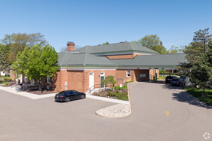 More Photos Of 627 E Main St SE, Caledonia Bank For Lease