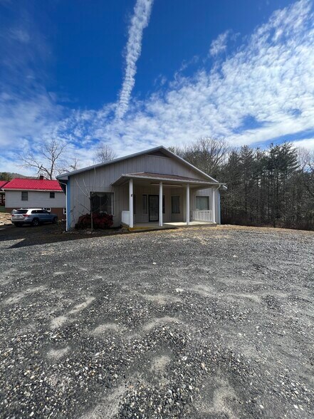 More Photos Of 28 Mullin Hill Rd, Spruce Pine Flex For Sale