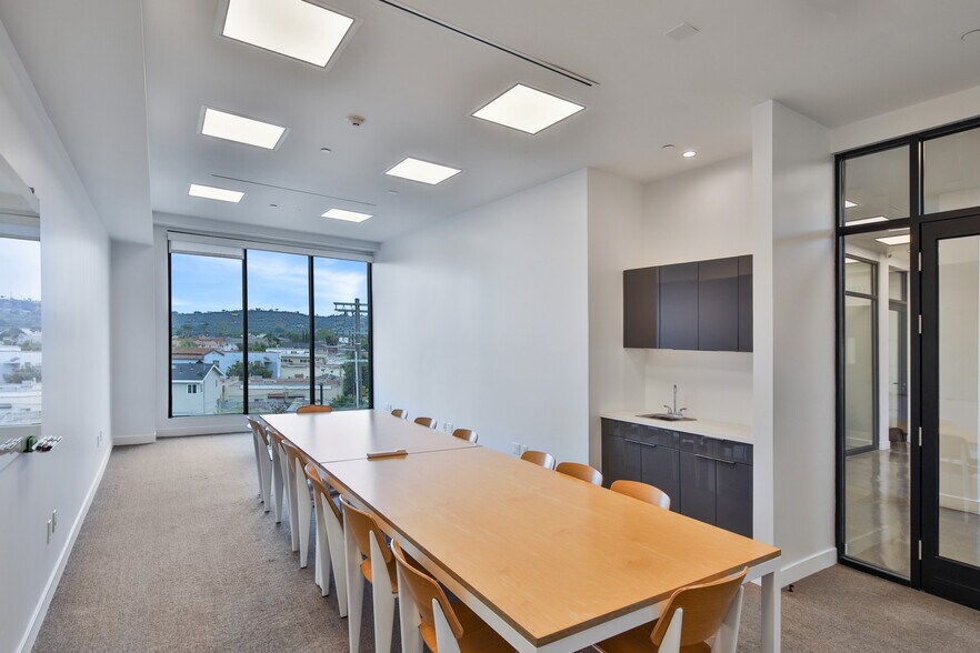 More Photos Of 5242 W Adams Blvd, Los Angeles Loft Creative Space For Sale