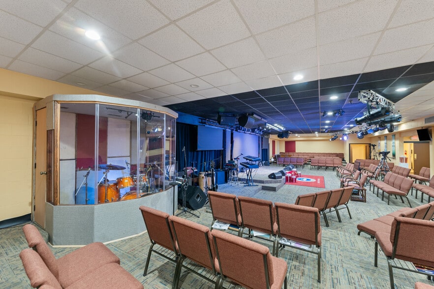 More Photos Of 3411 Covington Pike, Memphis Religious Facility For Sale