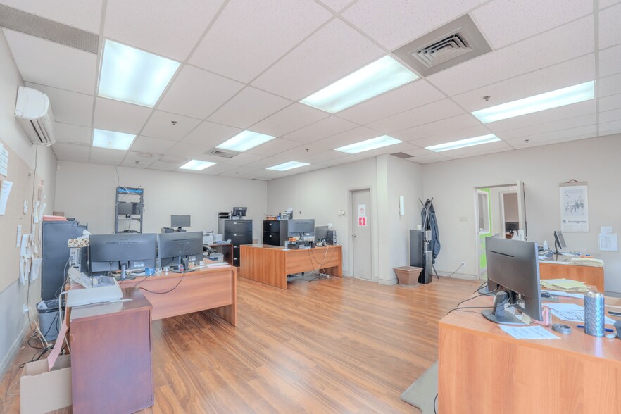 More Photos Of 375-455 Deslauriers Rue, Saint-Laurent Warehouse For Lease