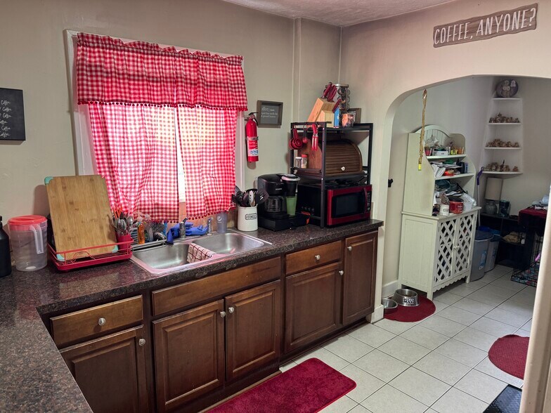 More Photos Of 444 S Meridian St, Ravenna Medical For Sale