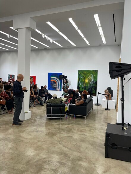 More Photos Of 219 N Elizabeth St, Chicago Showroom For Lease