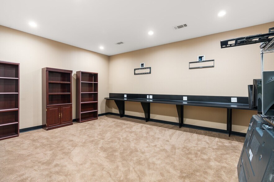 More Photos Of 18920 Freeport Dr, Montgomery Industrial For Sale