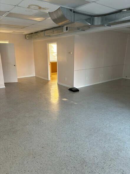More Photos Of 301 W Main St, Union General Retail For Lease