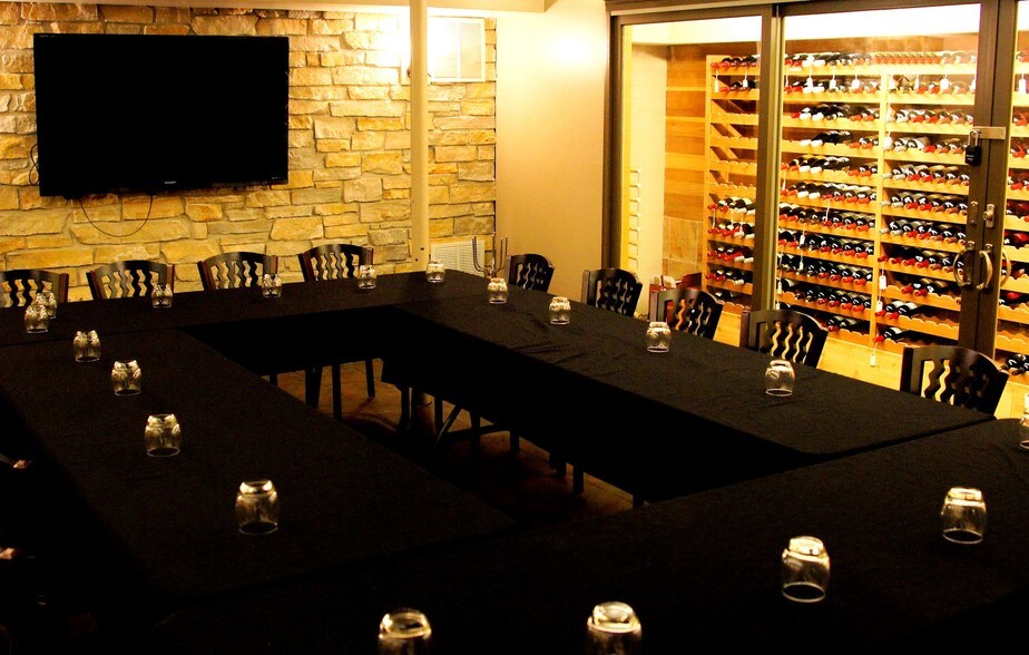 More Photos Of 419 Main St, Cedar Falls Storefront For Lease