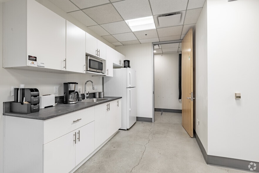 More Photos Of 5805 Sepulveda Blvd, Sherman Oaks Office For Lease