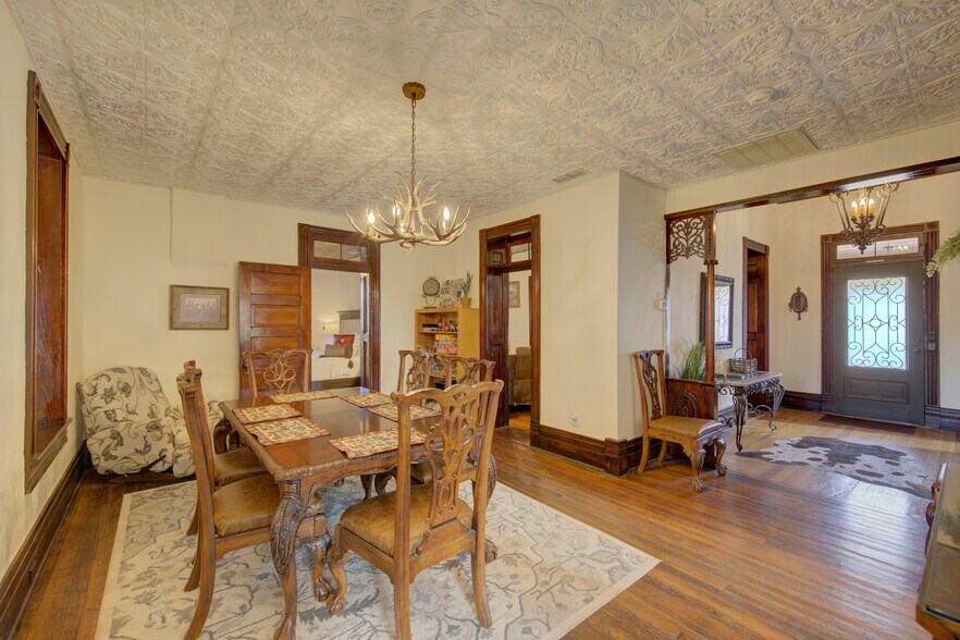 More Photos Of 405 W Avenue E, Alpine Specialty For Sale