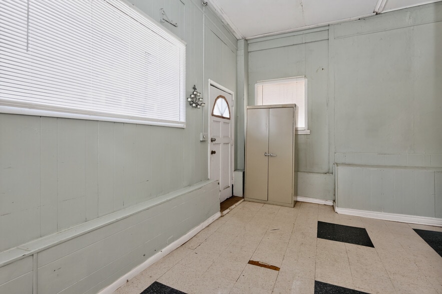 More Photos Of 41 Chestnut St, Amsterdam Storefront Retail Residential For Sale