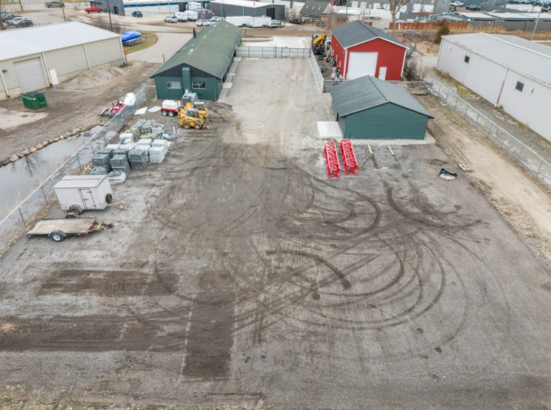 More Photos Of 2627 Williams Dr, Waterford Warehouse For Lease