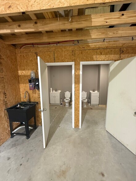 More Photos Of 620 Factory Outlet Dr, Arcadia Industrial For Lease