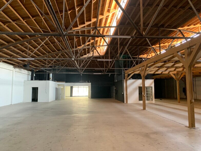 More Photos Of 1020 N La Brea Ave, Los Angeles Warehouse For Lease