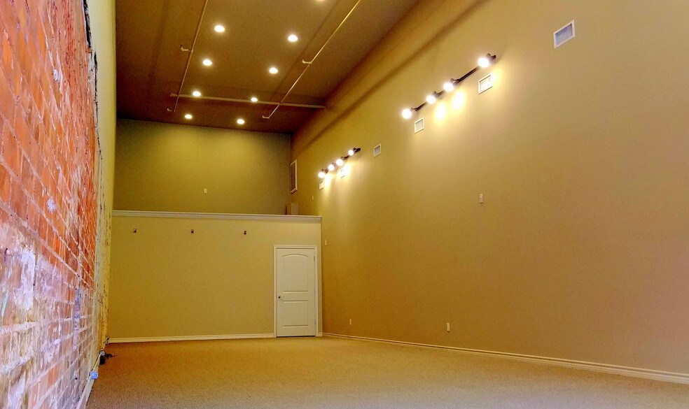 More Photos Of 208 N Bryan Ave, Bryan Office Residential For Lease