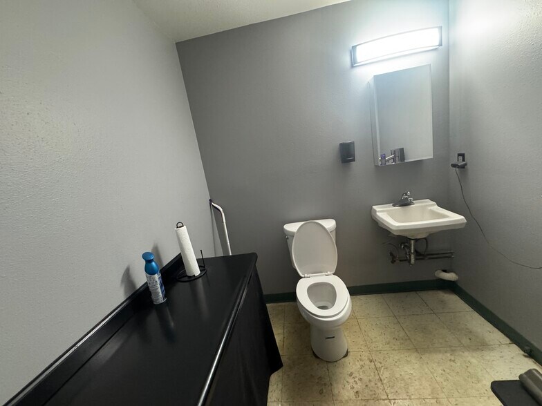 More Photos Of 7439 Old Seward Hwy, Anchorage Storefront Retail Office For Lease