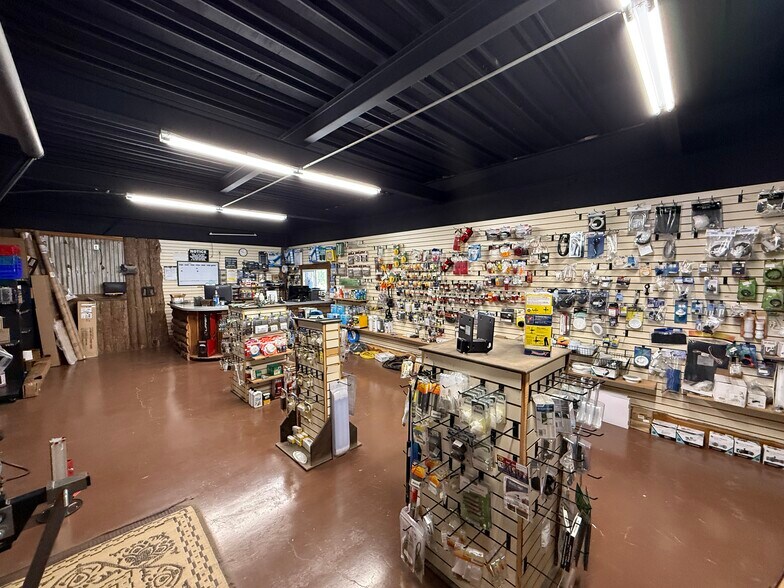 More Photos Of 13239 S Interstate 35, Valley View Manufacturing For Lease