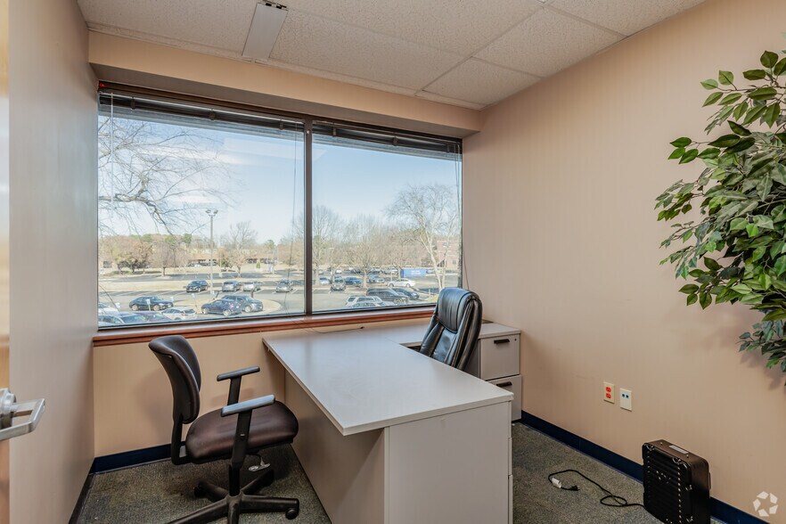 More Photos Of 840 Greenbrier Cir, Chesapeake Office For Lease