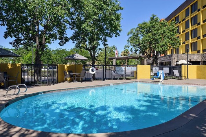 More Photos Of 3540 Rosedale Hwy, Bakersfield Hotel For Sale